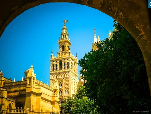 Kathedrale von Sevilla und Giralda-Turm auf der Alcázar-Kombitour