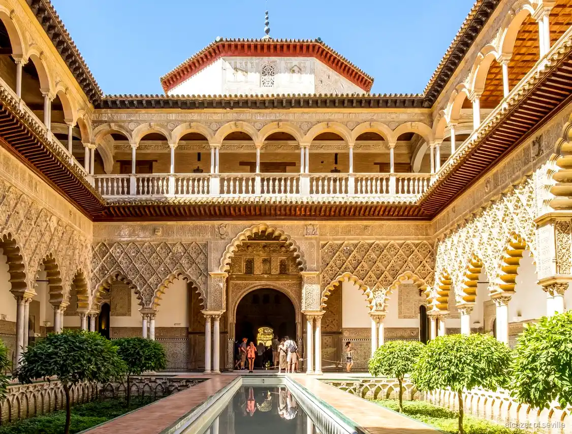 Sevilla Alcazar sırasız bilet, Patio de las Doncellas kemerleri